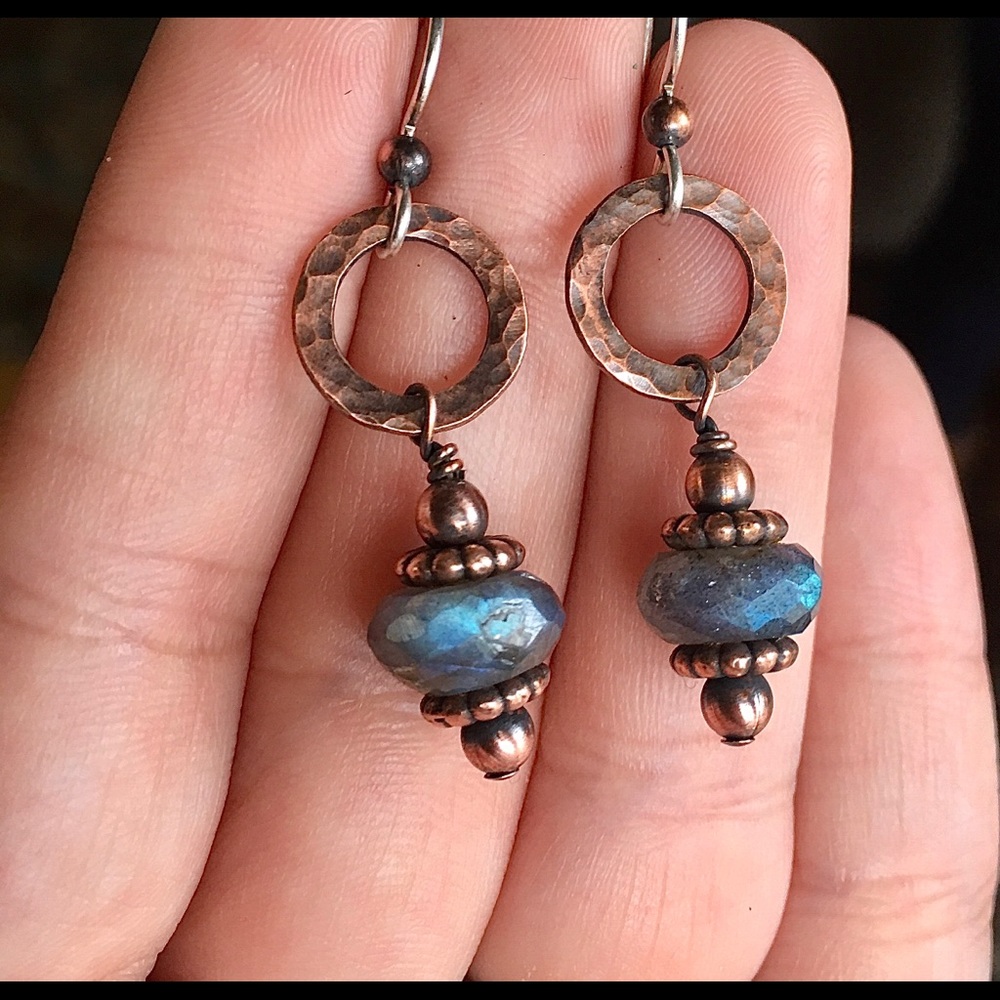 Hammered copper labradorite dangle earrings - Picture 4 of 8